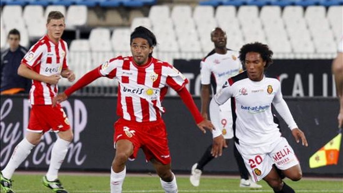 El centrocampista colombiano del Almería Fabián Vargas (i) disputa un balón con el mediocentro canadiense del RCD Mallorca Jonathan de Guzmán (d), durante el partido, correspondiente a la ida de octavos de final de la Copa de Rey, que se disputó esta tarde en el estadio de los Juegos Mediterráneos de Almería. EFE/Carlos Barba El centrocampista colombiano del Almería Fabián Vargas (i) disputa un balón con el mediocentro canadiense del RCD Mallorca Jonathan de Guzmán (d), durante el partido, correspondiente a la ida de octavos de final de la Copa de Rey, que se disputó esta tarde en el estadio de los Juegos Mediterráneos de Almería. EFE/Carlos Barba