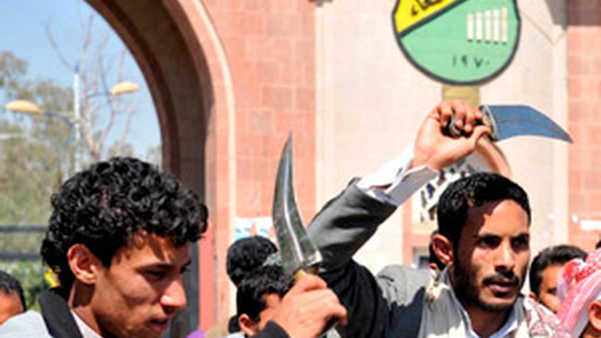 Manifestantes leales al presidente yemení, Ali Abdalá Saleh, muestran sus dagas mientras participan en una protesta. Foto: EFE. Manifestantes leales al presidente yemení, Ali Abdalá Saleh, muestran sus dagas mientras participan en una protesta. Foto: EFE.