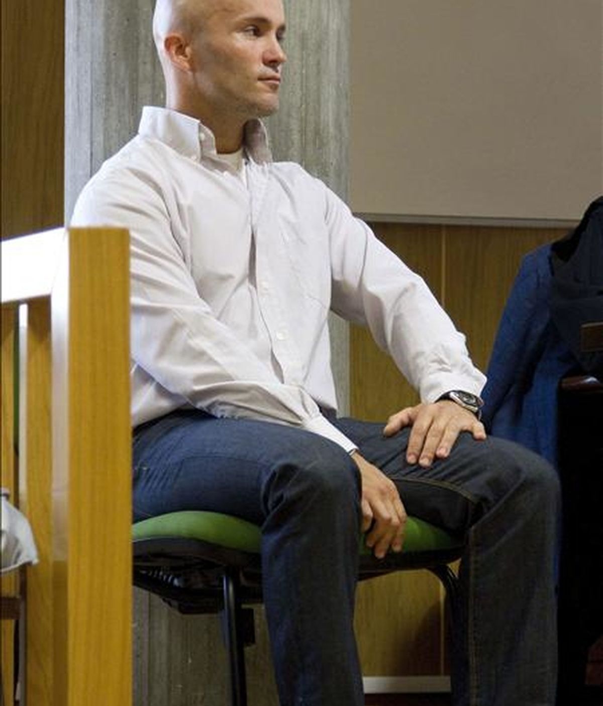 Jacobo Piñeiro, el autor confeso del apuñalamiento de dos homosexsuales en una vivienda de la calle Oporto de Vigo en 2006 y que en su día fue absuelto por un jurado popular, en la sala del juicio donde se repite el juicio. EFE Jacobo Piñeiro, el autor confeso del apuñalamiento de dos homosexsuales en una vivienda de la calle Oporto de Vigo en 2006 y que en su día fue absuelto por un jurado popular, en la sala del juicio donde se repite el juicio. EFE