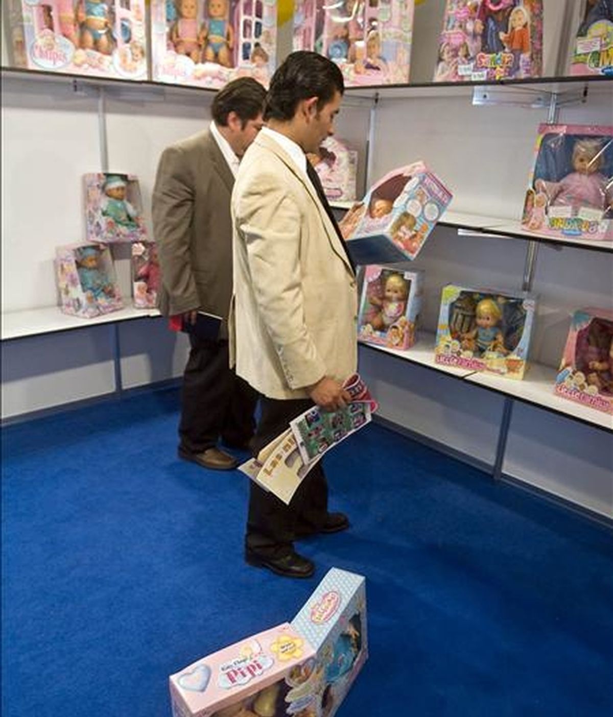 Compradores observan muñecos en un estante durante la primera jornada de la IX Exposición de Juguetes Españoles en México. EFE/archivo