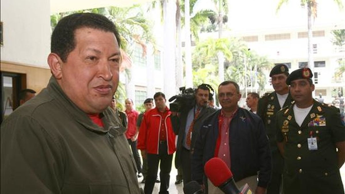 Fotografía cedida el pasado 25 de marzo por el Palacio de Mirafliores, que muestra al presidente venezolano Hugo Chávez a su llegada al acto de inauguración de la 1ª Cumbre de Jefes de Gobierno y Diputados Revolucionarios en Caracas (Venezuela). EFE/Archivo