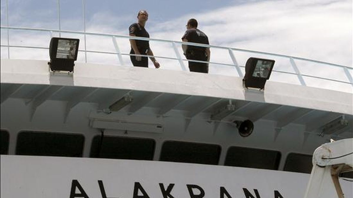 Dos agentes de seguridad privada a bordo del atunero vasco "Alakrana". EFE/Archivo