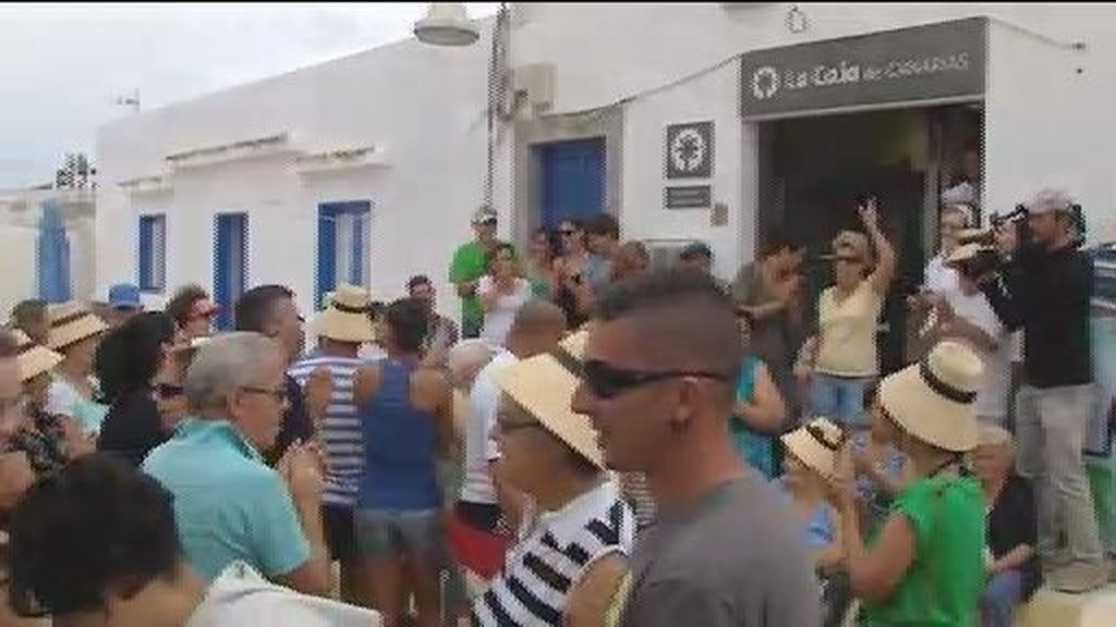 La Graciosa se echa a la calle para que no cierren el único banco de la isla