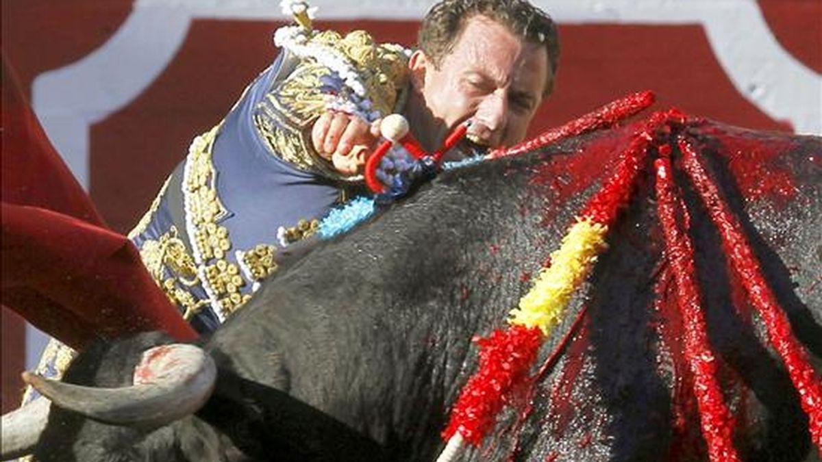 El diestro Rafael Rubio " Rafaelillo " entra a matar al primer toro de su lote, durante la lidia de la novena corrida de abono de la Feria de Santiago que se ha celebrado en el Coso de Cuatro Caminos de la capital cántabra. EFE