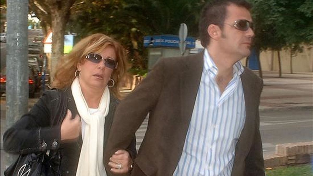 La ex alcaldesa de Marbella Marisol Yagüe acompañada de un famliar a su llegada a los juzgados de Marbella para declarar por una querella de la fiscalia anticorrupción. EFE/Archivo