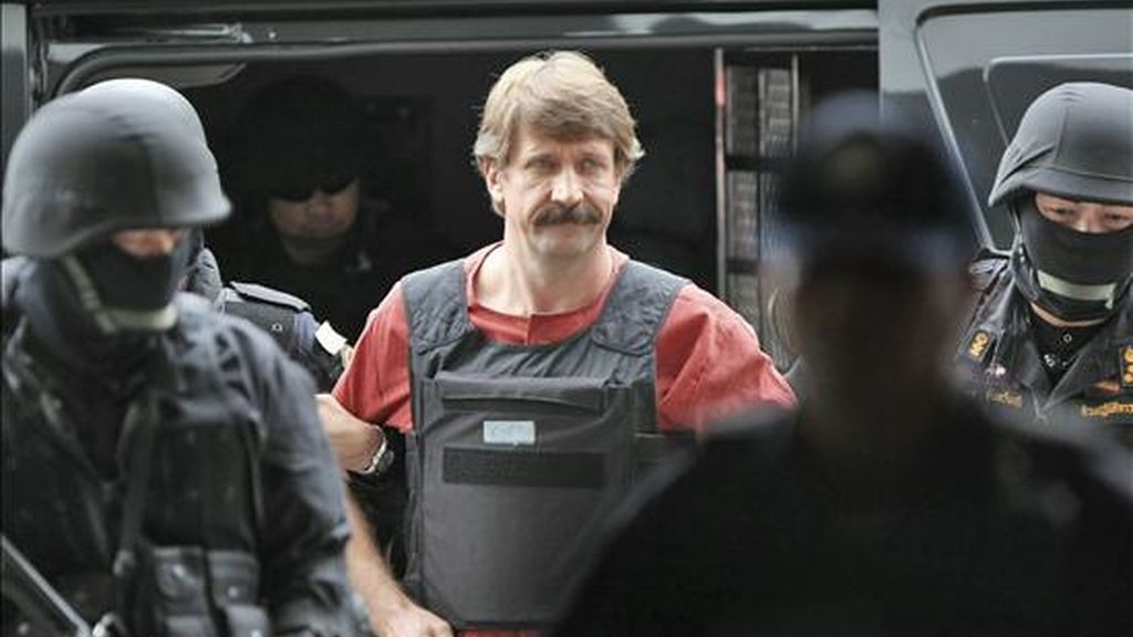 El presunto traficante de armas ruso Viktor Bout (c) es escoltado por la policía durante su llegada a la corte criminal de Bangkok, Tailandia, donde hoy, martes 5 de octubre de 2010, tenía previsto pronunciarse acerca de su extradición a Estados Unidos. EFE El presunto traficante de armas ruso Viktor Bout (c) es escoltado por la policía durante su llegada a la corte criminal de Bangkok, Tailandia, donde hoy, martes 5 de octubre de 2010, tenía previsto pronunciarse acerca de su extradición a Estados Unidos. EFE