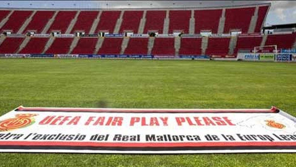 Pancarta en el estadio de Son Moix contra la exclusión del equipo de la Liga Europa. Foto: EFE