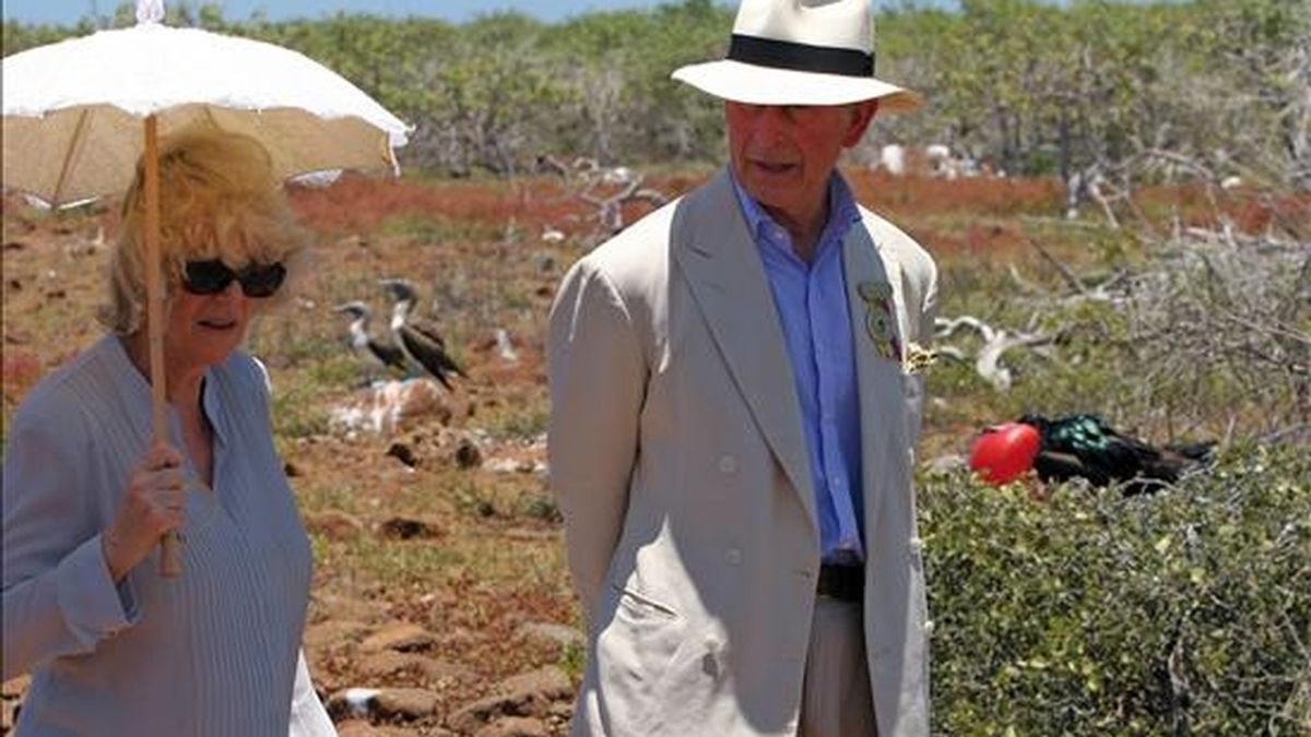 El príncipe Carlos de Inglaterra (d) y su esposa Camilla Rosemary Mountbatten-Windsor, duquesa de Cornualles (i), durante el recorrido por la isla Seymur Norte del Parque Nacional Galapagos, en Puerto Ayora (Galápagos/Ecuador), el pasado 17 de marzo. EFE/Archivo