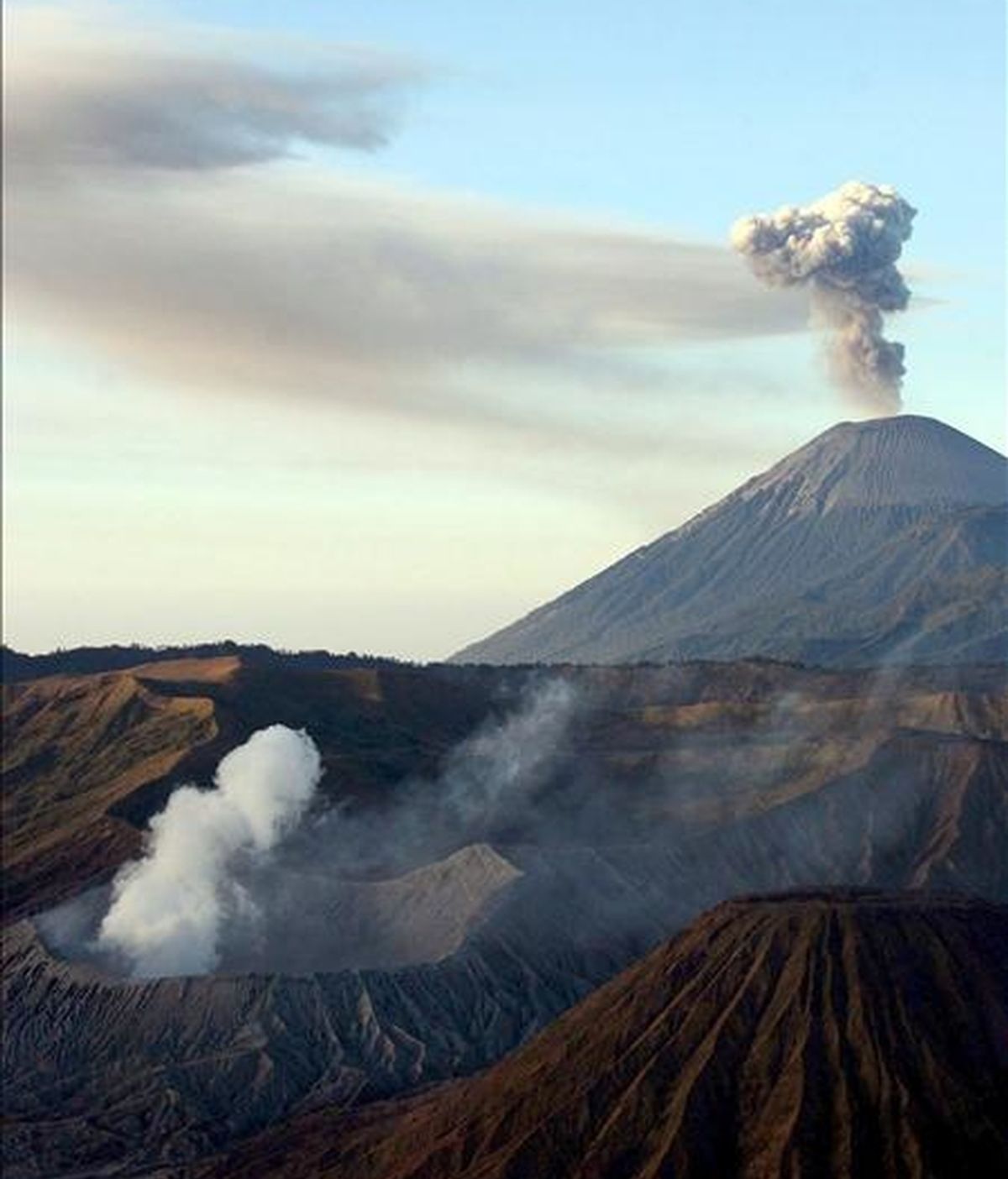 Fotografía de archivo fecha del 10 de septiembre de 2006 que muestra humo que sale del Monte Bromo (delante) y del Monte Semeru (detrás), cerca de Penanjakan, en el pueblo de Puspo, Pasuruan, Java Oriental (Indonesia). Las autoridades han decretado alerta roja ante la actividad del volcán Bromo. EFE/Archivo