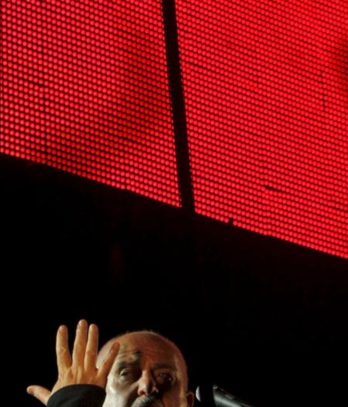 El cantante y músico británico Peter Gabriel durante el concierto que ha ofrecido hoy en el Palacio de los Deportes de Madrid. EFE
