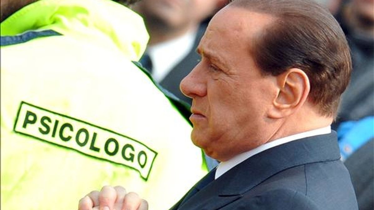 El primer ministro italiano, Silvio Berlusconi, durante el funeral de estado por las víctimas del terremoto que sacudió el interior de Italia la madrugada del pasado lunes que se ha celebrado en la plaza d'Armi de la localidad de L'Aquila, en los Abruzos (Italia) el  10 de abril. EFE/Archivo