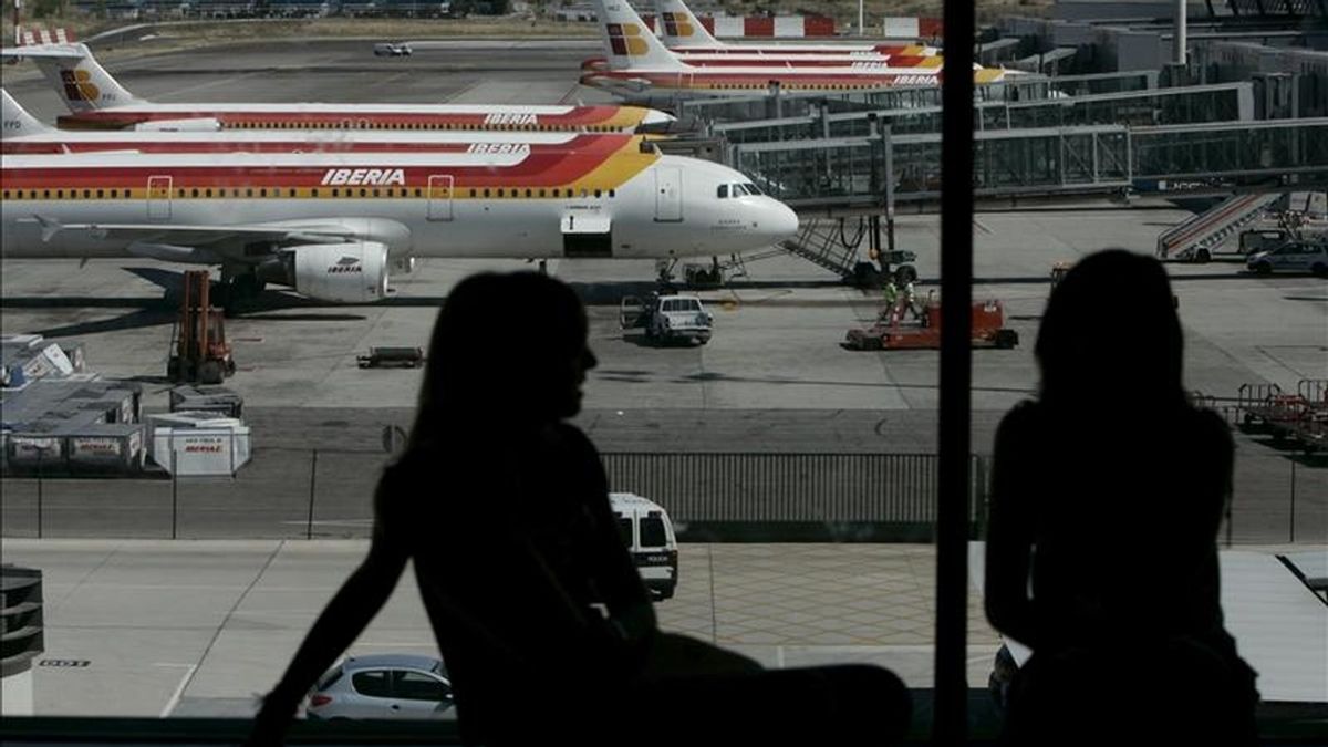 Iberia y British Airways (BA) transportaron en enero de 2010, su primer mes de resultados conjuntos tras la fusión y la creación del grupo IAG, más de 3,7 millones de pasajeros, lo que supone un incremento del 4,5 % respecto a las cifras del año pasado cuando aún caminaban por separado. EFE/Archivo Iberia y British Airways (BA) transportaron en enero de 2010, su primer mes de resultados conjuntos tras la fusión y la creación del grupo IAG, más de 3,7 millones de pasajeros, lo que supone un incremento del 4,5 % respecto a las cifras del año pasado cuando aún caminaban por separado. EFE/Archivo