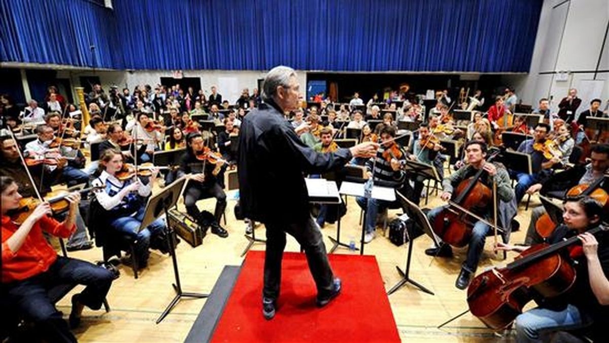 El director de orquesta Michael Tilson Thomas (c) conduce a los músicos de la Orquesta Sinfónica de YouTube durante el primer ensayo de la formación en la Escuela Julliard de Nueva York. EFE
