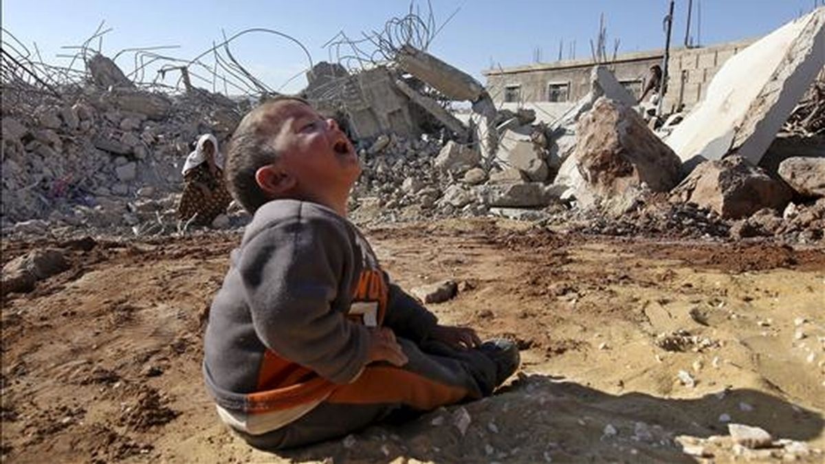 Un niño llora sentado junto a los restos de la vivienda de su familia tras ser destruida por el ejército israelí a primeras horas del 25 de noviembre de 2010 en la localidad de Yatta, cerca de Hebrón, Cisjordania. EFE/Archivo