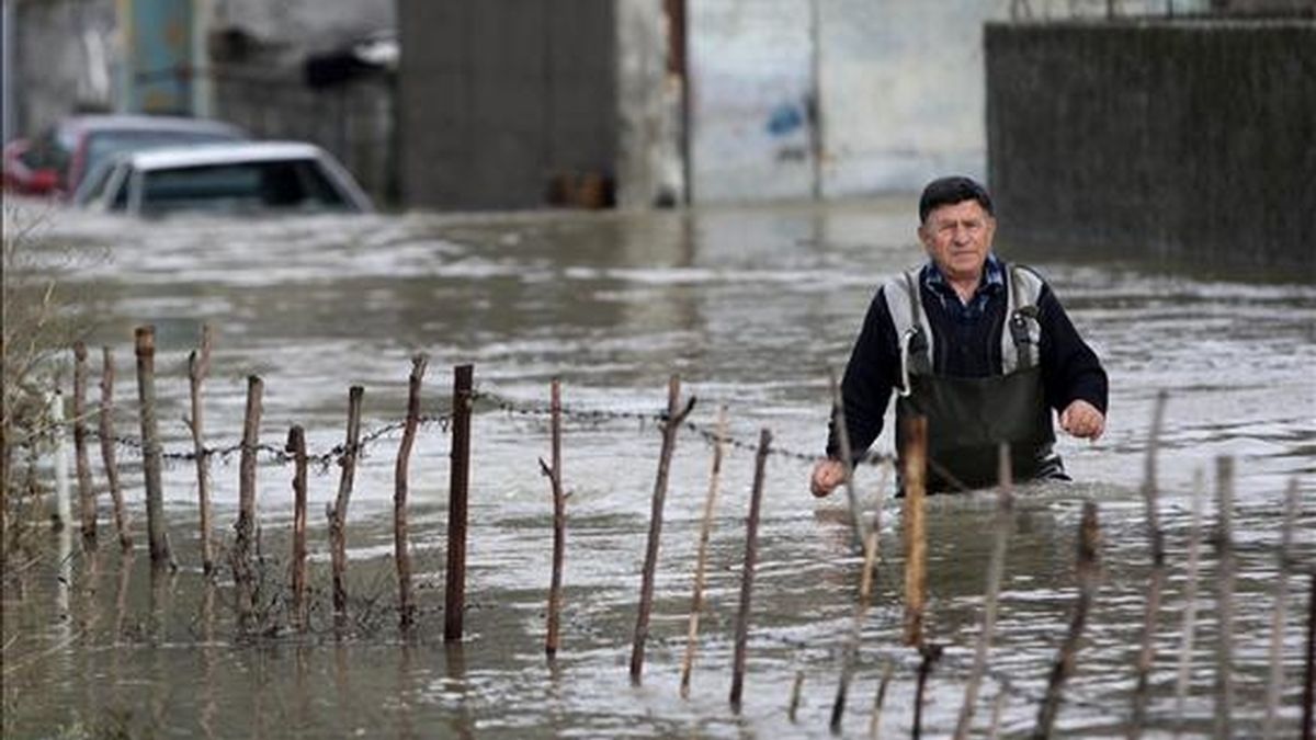 Un hombre camina por las calles inundadas de Shkodra, a unos 120km de Tirana (Albania) hoy, 3 de diciembre de 2010. Las continuas lluvias han empeorado hoy la situación en el norte de Albania, donde un millar de personas han sido evacuadas, mientras que más de 11.000 hectáreas de terreno están bajo el agua. EFE