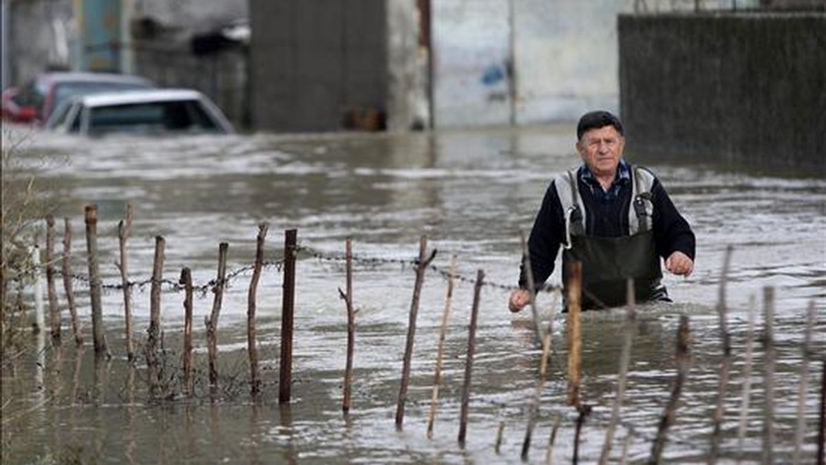 Un hombre camina por las calles inundadas de Shkodra, a unos 120km de Tirana (Albania) hoy, 3 de diciembre de 2010. Las continuas lluvias han empeorado hoy la situación en el norte de Albania, donde un millar de personas han sido evacuadas, mientras que más de 11.000 hectáreas de terreno están bajo el agua. EFE Un hombre camina por las calles inundadas de Shkodra, a unos 120km de Tirana (Albania) hoy, 3 de diciembre de 2010. Las continuas lluvias han empeorado hoy la situación en el norte de Albania, donde un millar de personas han sido evacuadas, mientras que más de 11.000 hectáreas de terreno están bajo el agua. EFE