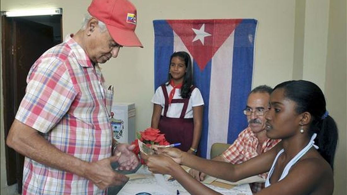 Un hombre ejerce su derecho a voto en La Habana, durante la jornada electoral para renovar a los delegados de las Asambleas Municipales del Poder Popular. EFE