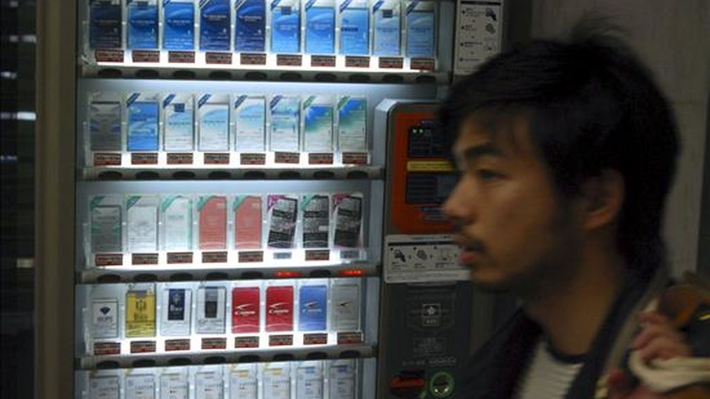 Japón subió hoy cerca de un 40 por ciento el precio del tabaco para ayudar a las arcas del Estado y reducir su elevado número de fumadores, algunos de los cuales han optado por ingenios como el cigarro electrónico en aras de la salud. EFE Japón subió hoy cerca de un 40 por ciento el precio del tabaco para ayudar a las arcas del Estado y reducir su elevado número de fumadores, algunos de los cuales han optado por ingenios como el cigarro electrónico en aras de la salud. EFE