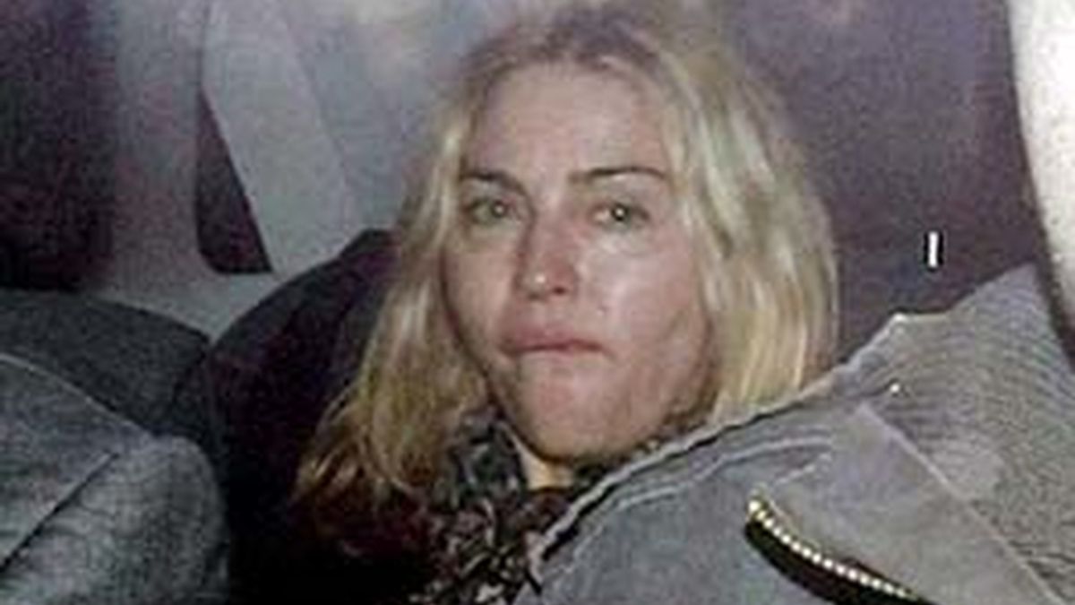 Madonna a su regreso a Londres tras la negativa de la justicia de Malawi para ser la madre adoptiva de una niña. Foto: Daily Telegraph