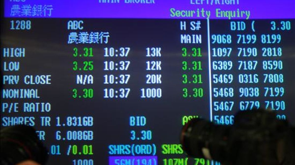El índice Hang Seng de la Bolsa de Valores de Hong Kong ascendió hoy, lunes, un total de 129,30 puntos en la apertura de sesión, equivalentes al 0,62 por ciento, y se sitúa en 20.944,63 enteros. EFE (Archivo)
