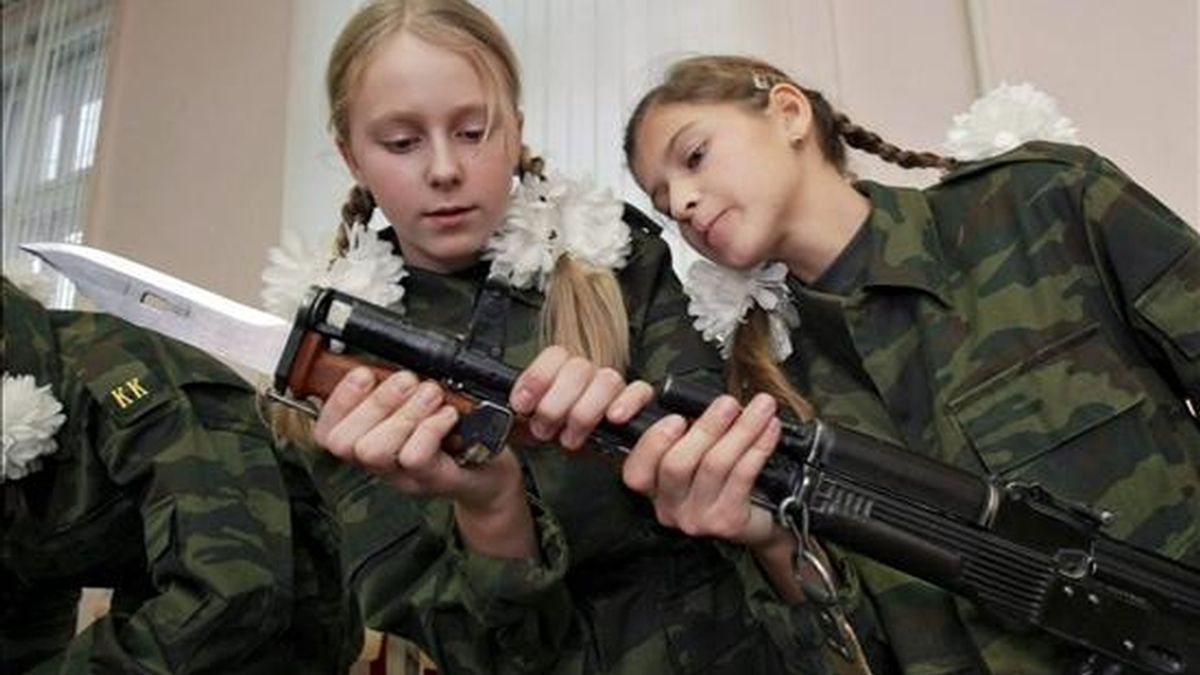 Fotografía de archivo de una niñas rusas aprendiendo a desmontar un fusil "Kalashnikov" en la escuela femenina "Número 9" de Moscú, Rusia. EFE/Archivo