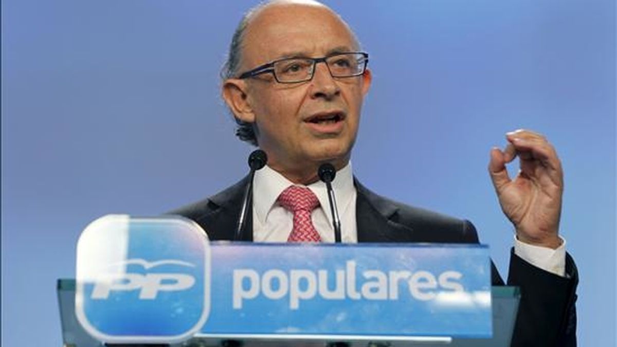 El portavoz económico del PP, Cristóbal Montoro, durante la rueda de prensa hoy, en la sede del partido, en la que consideró que los Presupuestos del Estado para 2011 "prolongan la agonía de la crisis" y pronosticó que, con ellos, el año próximo "seguirá aumentando el paro" en España. EFE El portavoz económico del PP, Cristóbal Montoro, durante la rueda de prensa hoy, en la sede del partido, en la que consideró que los Presupuestos del Estado para 2011 "prolongan la agonía de la crisis" y pronosticó que, con ellos, el año próximo "seguirá aumentando el paro" en España. EFE