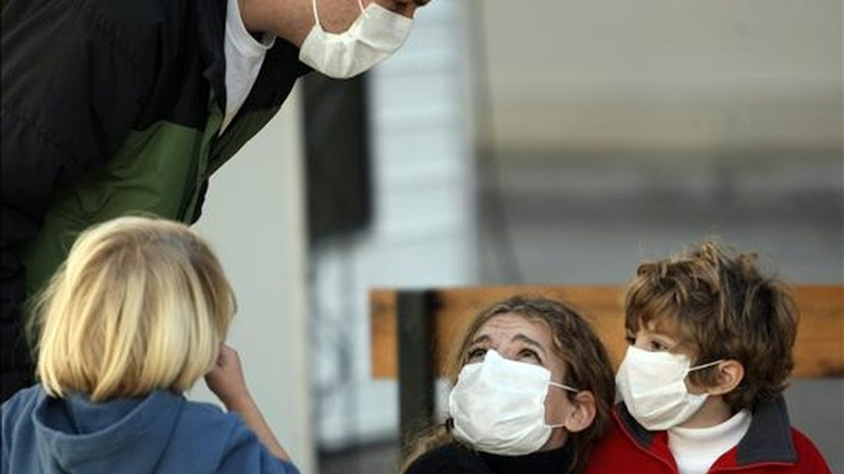 Una familia espera para ser atendida en un hospital en Buenos Aires, donde se tratan los casos de pacientes con gripe EFE