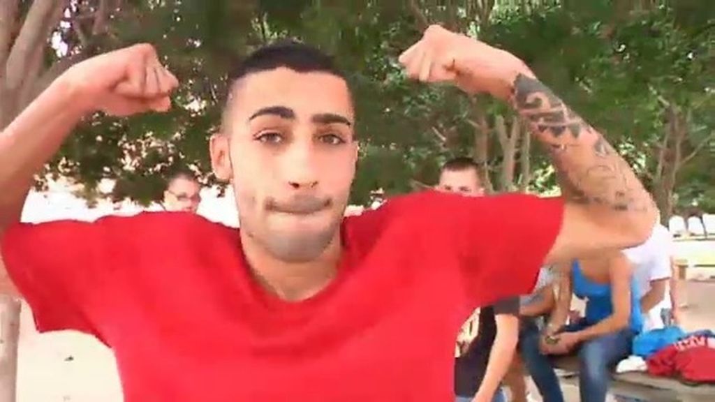 Un joven se “lía” un porro