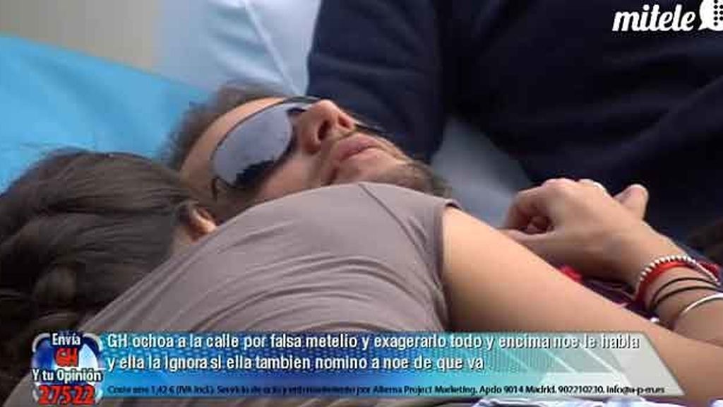 Bajo el sol y arropados con la misma manta