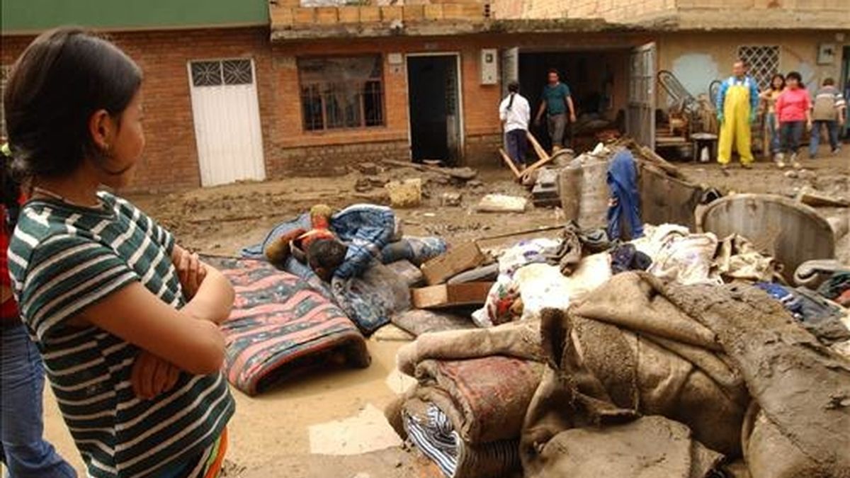 El país afronta una cruda temporada lluviosa que ha dejado al menos 23 muertos y cerca de 45.000 damnificados. En la foto otras víctimas de la ola invernal en la capital colombiana. EFE/Archivo