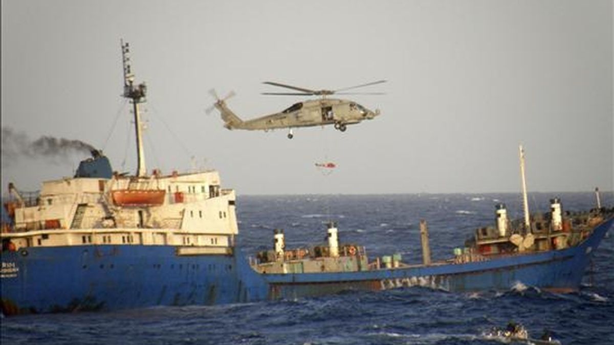 Imagen de archivo fechada el 2 de junio de 2010 de la fragata española de combate "Victoria" y uno de sus helicópteros en una operación en aguas del Océano Índico, frente a las costas de Somalia, al intervenir para evitar el secuestro de un buque en la operación "Atalanta" de la Unión Europea (UE) contra la piratería. EFE/Archivo