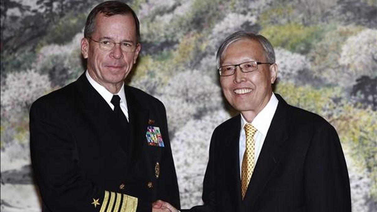 El jefe del Estado Mayor Conjunto de EEUU, Mike Mullen (i), y el primer viceministro de Relaciones Exteriores surcoreano, Shin Kak-Soo (d), se saludan hoy, 8 de diciembre de 2010, después de una reunión sostenida en Seúl (Corea del Sur). EFE