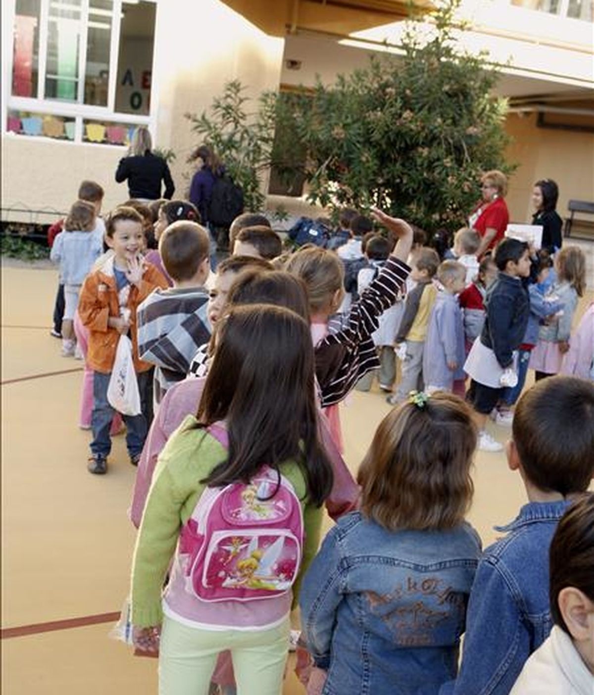 Varios niños llegan al colegio público Juan de la Cierva, en el distrito madrileño de Villaverde, para empezar sus clases en el primer día del curso escolar 2008-2009. EFE/Archivo