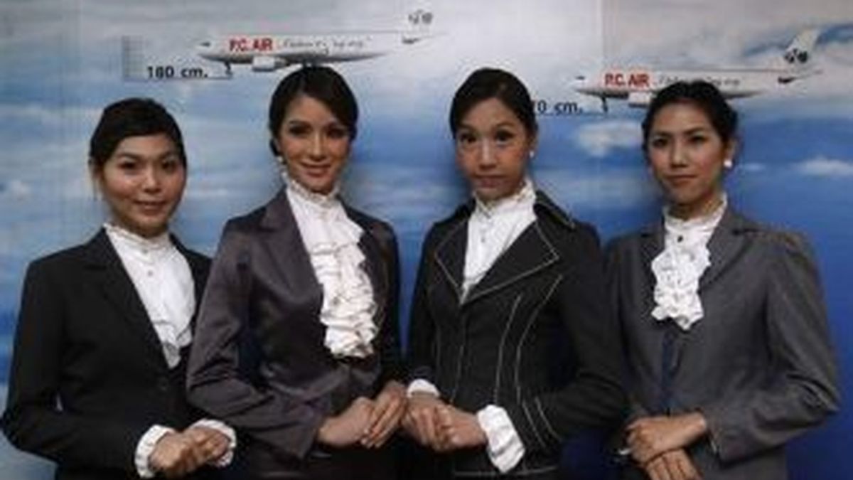 Las cuatro transexuales contratadas por la compañía tailandesa PC Air.