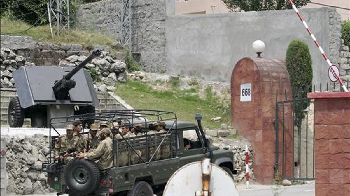 Varios soldados entran en un cuartel del ejército en la localidad de Muzaffarabad, Cachemira (Pakistán) hoy viernes 26 de junio. EFE
