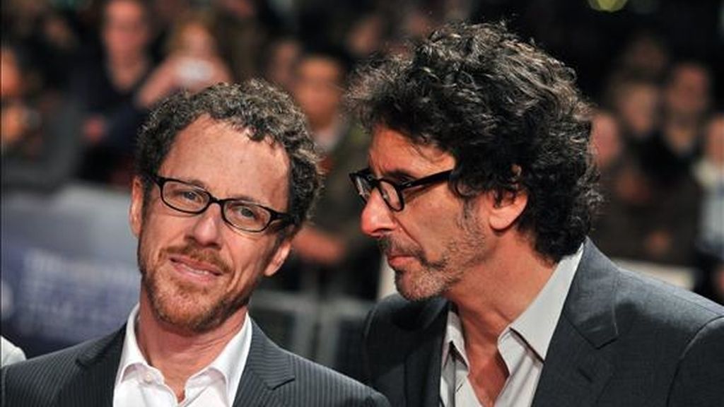 En la imagen, los cineastas estadounidenses Ethan (i) y Joel Coen (d). EFE/Archivo