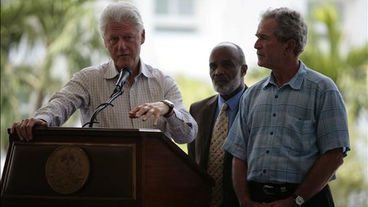 Los ex presidentes estadounidenses Bill Clinton (i) y George W. Bush (d) ofrecen una rueda de prensa conjunta con el presidente de Haití, René Preval (c), en los jardines del palacio presidencial de Puerto Príncipe (Haití). EFE