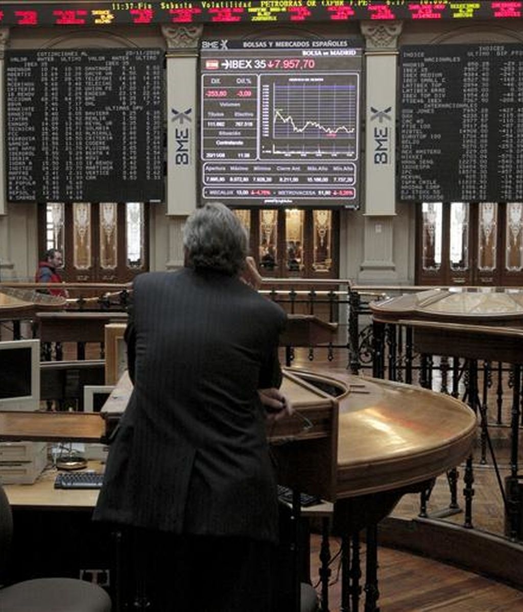 Un inversor sigue las cotizaciones del indicativo Ibex-35 en la sede de la bosla de Madrid. EFE/Archivo
