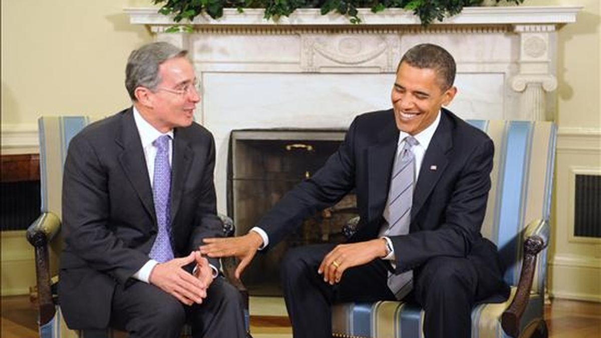 El presidente de Estados Unidos, Barack Obama, habla con su homólogo de Colombia, Álvaro Uribe, en la Oficina Oval de la Casa Blanca, en Washington DC. EFE