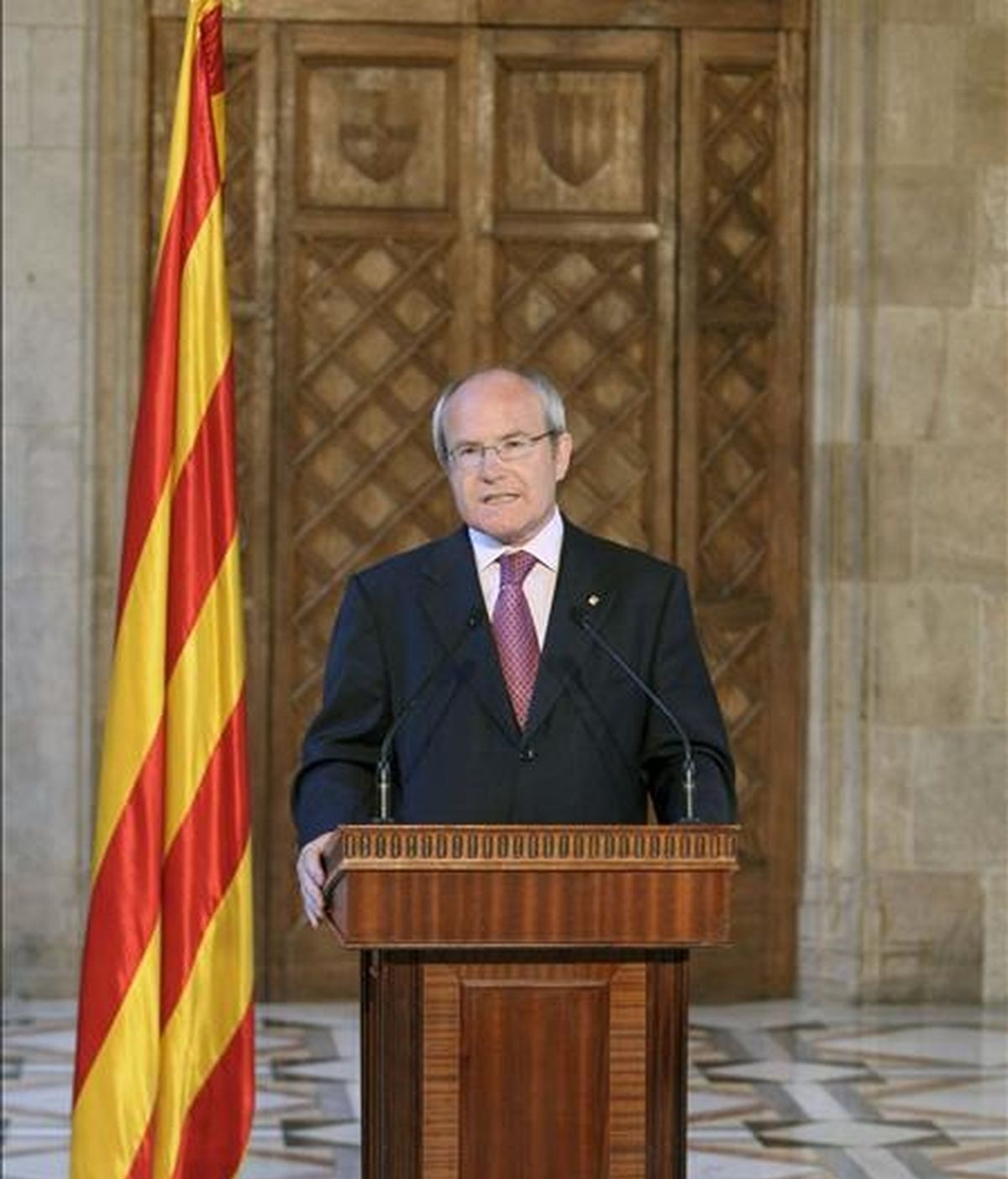 El Govern ha apelado hoy a la "dignidad nacional" para defender el deseo del presidente de la Generalitat, José Montilla, de encabezar con la 'senyera' la manifestación del próximo sábado día 10 en contra de la sentencia del Constitucional sobre el Estatut, lo que ha sido avalado por todos los consellers. EFE/Arxiu El Govern ha apelado hoy a la "dignidad nacional" para defender el deseo del presidente de la Generalitat, José Montilla, de encabezar con la 'senyera' la manifestación del próximo sábado día 10 en contra de la sentencia del Constitucional sobre el Estatut, lo que ha sido avalado por todos los consellers. EFE/Arxiu