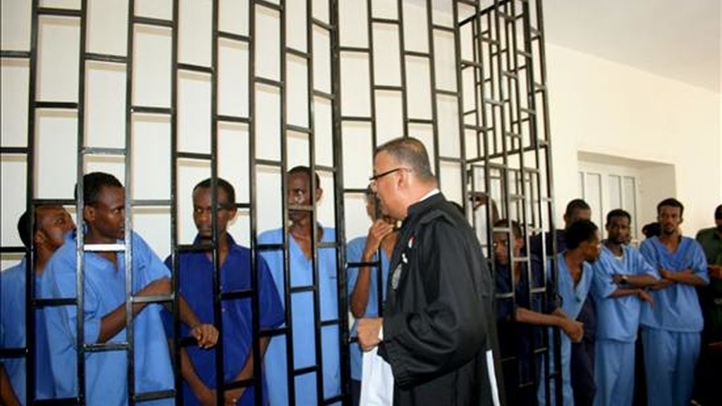 Presuntos piratas somalíes permanecen tras las rejas de un tribunal en la ciudad de Aden, en Yemen. EFE/Archivo Presuntos piratas somalíes permanecen tras las rejas de un tribunal en la ciudad de Aden, en Yemen. EFE/Archivo