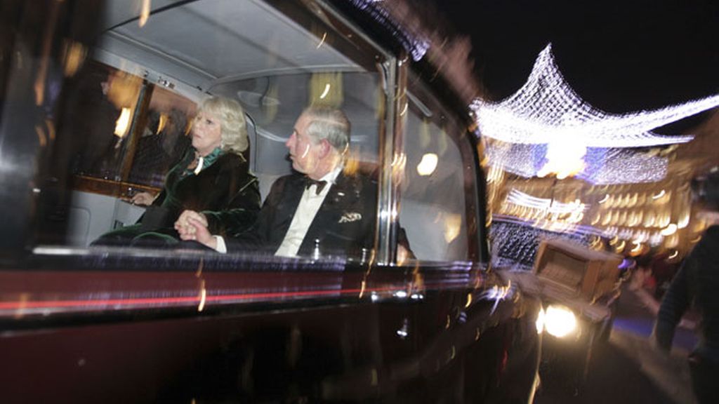 Atacan el coche oficial del príncipe Carlos y su esposa Camila