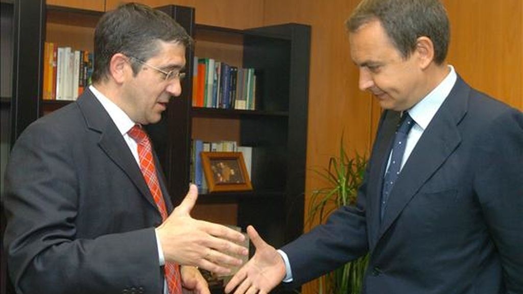 El presidente del Gobierno, José Luis Rodríguez Zapatero (d), saluda al lehendakari, Patxi López. EFE/Archivo
