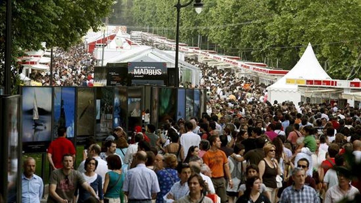 Miles de asistentes pasean durante el primer fin de semana de la Feria del Libro de Madrid, que se celebra hasta el próximo 14 de junio en el Parque del Retiro y en el que se dan cita 373 expositores y 121 librerías en siete pabellones que albergarán 350 actividades. EFE