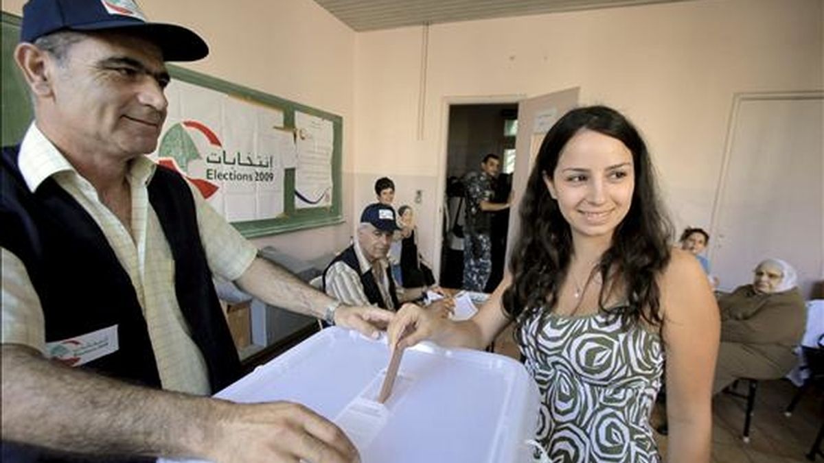 Una mujer libanesa ejerce su derecho al voto, hoy en las elecciones parlamentarias libanesas en un colegio electoral de Beirut (Líbano). EFE