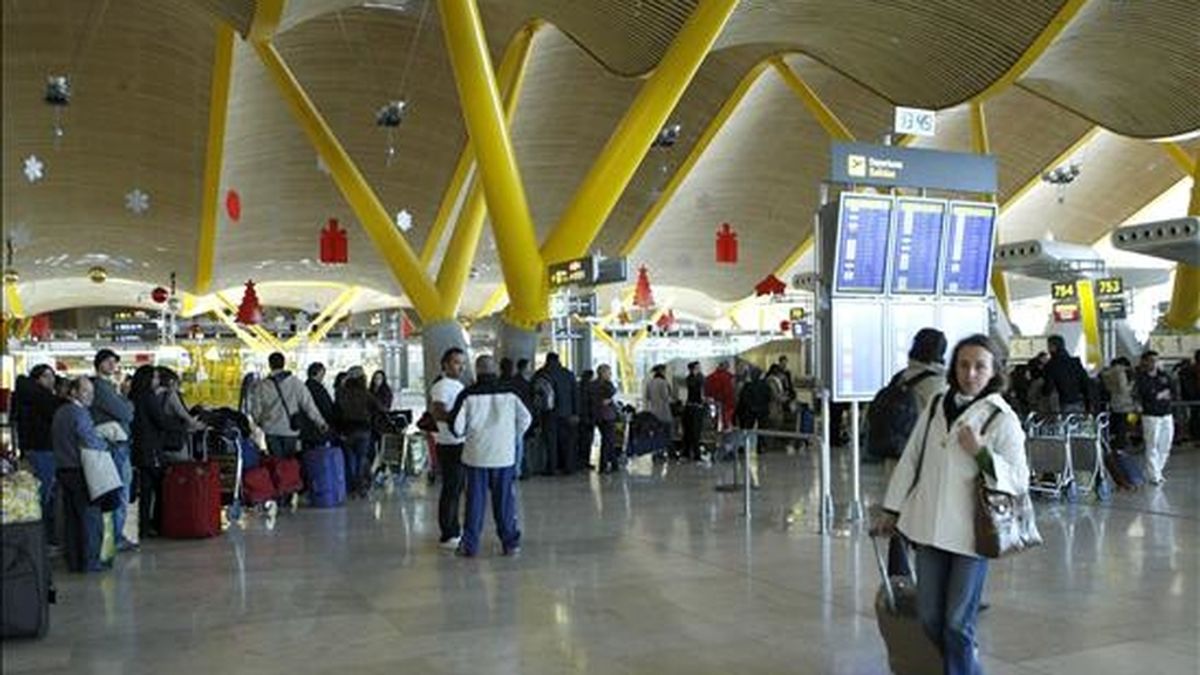 Viajeros esperan su turno para acceder a los mostradores en la Terminal 4 del aeropuerto de Barajas. EFE/Archivo