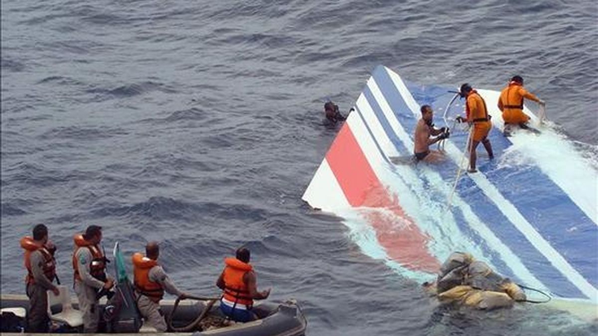 Imagen de este lunes de un grupo de soldados de la Marina brasileña mientras rescatan partes del avión Airbus A330-200 de Air France, desaparecido en el Océano Atlántico con 228 personas a bordo, cuando viajaba entre Río de Janeiro y París. EFE