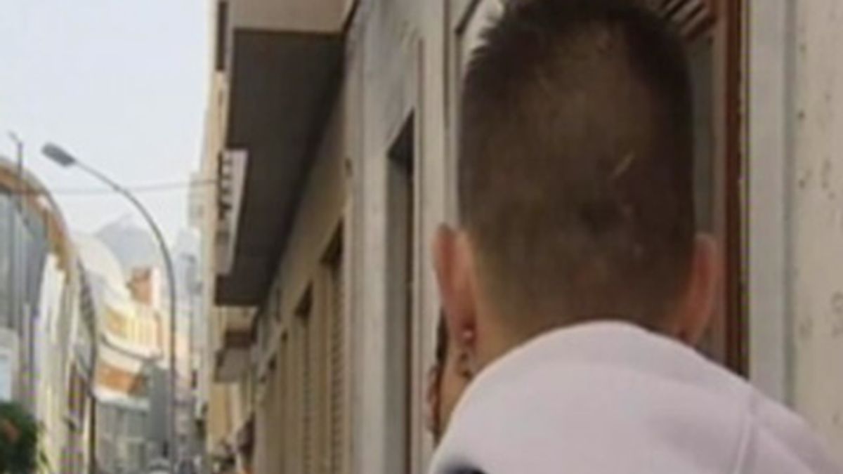 Uno de los jóvenes que ha denunciado al educador de la Casa Cuna. Foto: Informativos Telecinco Uno de los jóvenes que ha denunciado al educador de la Casa Cuna. Foto: Informativos Telecinco