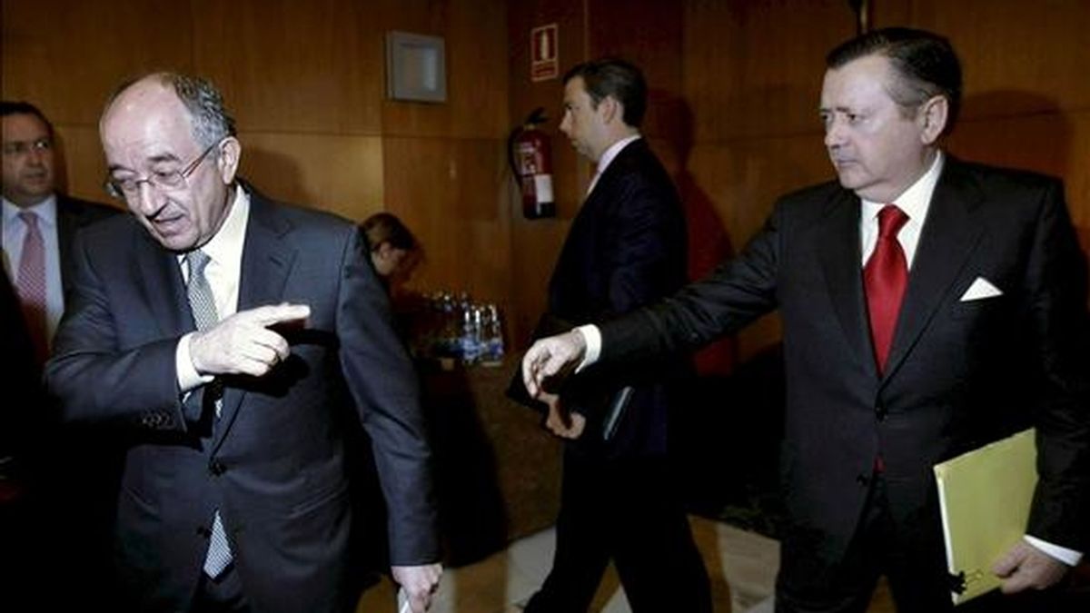El gobernador del Banco de España, Miguel Angel Fernández Ordóñez (i) y el consejero delegado del Santander, Alfredo Sáenz, tras participar hoy en Madrid en unas jornadas bancarias para analizar el papel de sector en la crisis. EFE