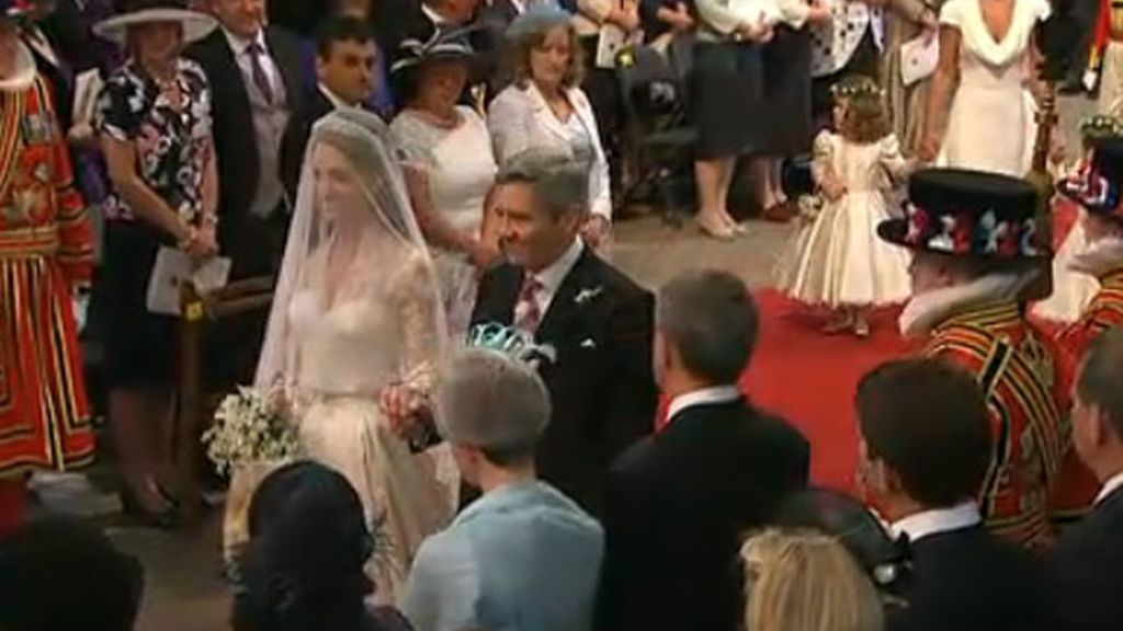 Kate y su padre por el pasillo